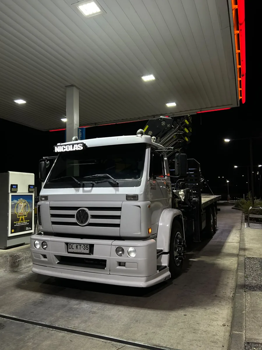 Camión grúa de NCS Crane en ruta, cargando combustible durante un traslado nocturno