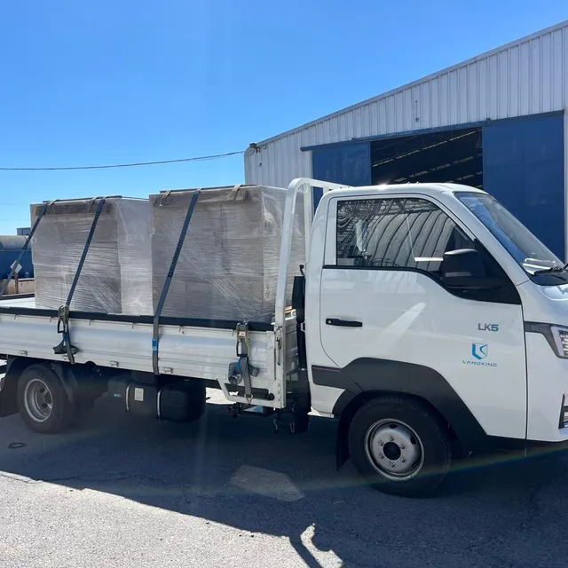 Camión liviano cargado con material de obra